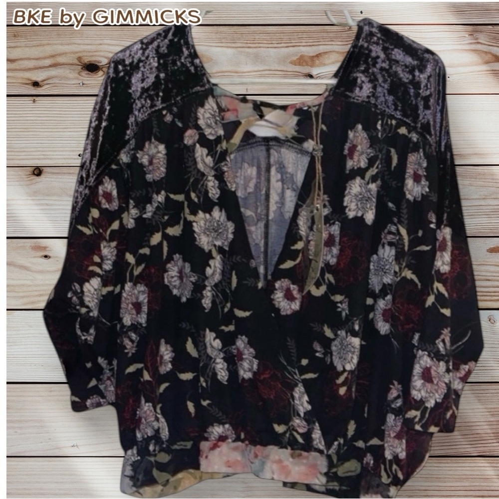 NWT-Gimmicks by BKE floral velvet peasant top.
